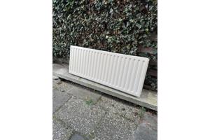 Radiator 1,5 m lang 0,5 m hoog 10 cm dik
