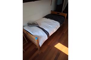 Eenpersoonsbed met verlichting op hoeken, incl matras