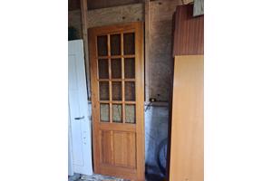 Eiken binnendeuren en kastdeuren met roedeverdeling en glas.