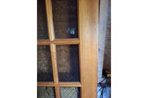 Eiken binnendeuren en kastdeuren met roedeverdeling en glas.