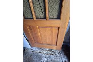 Eiken binnendeuren en kastdeuren met roedeverdeling en glas.