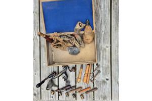 Antiek herlaad gereedschap met accessoires