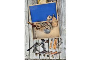 Antiek herlaad gereedschap met accessoires
