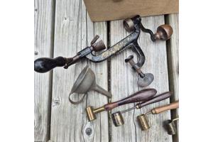 Antiek herlaad gereedschap met accessoires