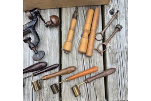 Antiek herlaad gereedschap met accessoires