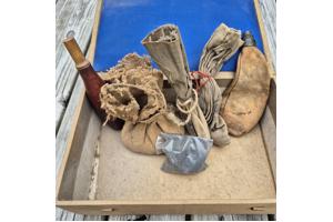 Antiek herlaad gereedschap met accessoires