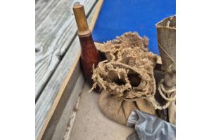 Antiek herlaad gereedschap met accessoires