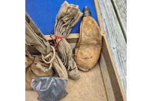 Antiek herlaad gereedschap met accessoires