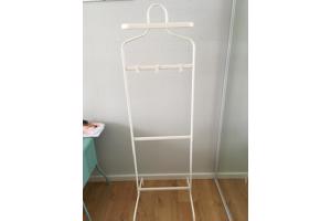 Twee kledingrekken / dressboys ‘Mulig’ van Ikea