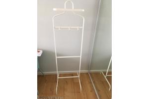 Twee kledingrekken / dressboys ‘Mulig’ van Ikea