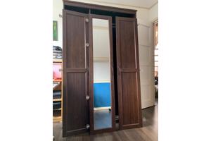 Kleding kast met spiegel
