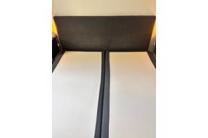 Twee persoons boxspring incl matrassen en hoofdbord - grijs