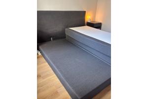 Twee persoons boxspring incl matrassen en hoofdbord - grijs