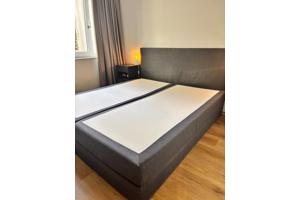 Twee persoons boxspring incl matrassen en hoofdbord - grijs