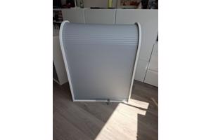 2 kleine roldeurkastjes in grijs en wit