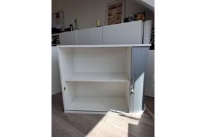 2 kleine roldeurkastjes in grijs en wit