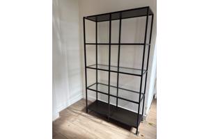 Nette open kast met glazen planken