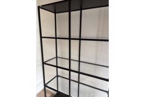 Nette open kast met glazen planken