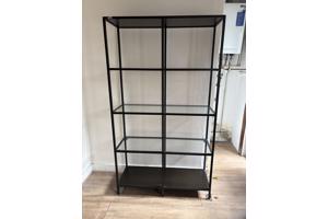 Nette open kast met glazen planken