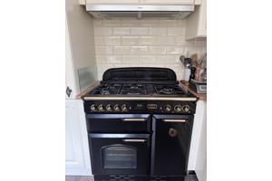 Keuken, met gasfornuis, oven & vaatwasser.