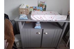 ledikantje, commode en rekje