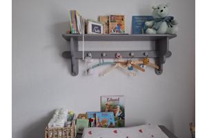 ledikantje, commode en rekje