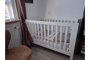 ledikantje, commode en rekje