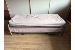 Uitschuifbaar logeerbed met 2 matrassen