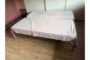 Uitschuifbaar logeerbed met 2 matrassen