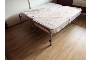 Uitschuifbaar logeerbed met 2 matrassen