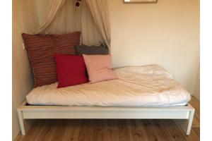 Eenpersoons bed Malm Ikea wit. Inclusief lattenbodem en eventueel matras