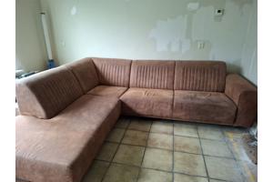 Een cognackleurige hoekbank