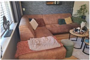 Een cognackleurige hoekbank