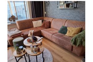 Een cognackleurige hoekbank