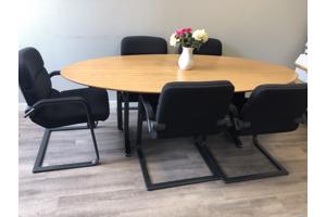 Grote tafel en 5 kantoorstoelen