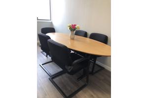 Grote tafel en 5 kantoorstoelen