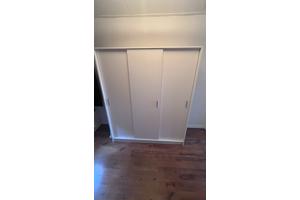 2 zeer nette kleding/ linnenkasten