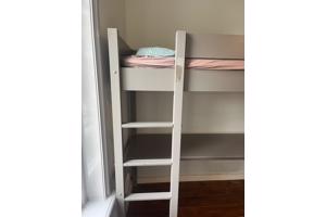 HOOGSLAPER BED MET BUREAU
