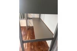 HOOGSLAPER BED MET BUREAU