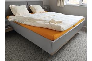 Bed 1.80 x 2.00 m incl nachtkastje
