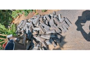 Terrasklinkers, deels opgeraapt, rest zelf oppakken