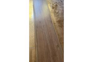 Laminaat beige +/-22m2 en 2x grijs laminaat +/- 8m2 en 6m2