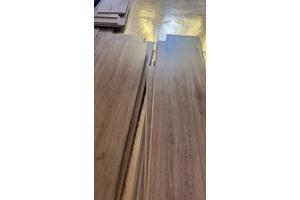 Laminaat beige +/-22m2 en 2x grijs laminaat +/- 8m2 en 6m2