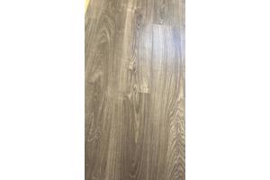 Laminaat beige +/-22m2 en 2x grijs laminaat +/- 8m2 en 6m2