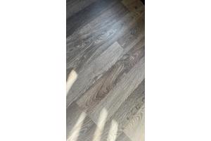 Laminaat beige +/-22m2 en 2x grijs laminaat +/- 8m2 en 6m2