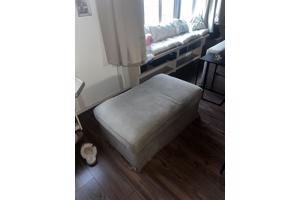 Bank met poef nog in goede staat, 1 kussen wel gescheurd