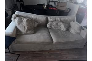 Bank met poef nog in goede staat, 1 kussen wel gescheurd