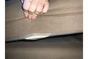 Bank met poef nog in goede staat, 1 kussen wel gescheurd