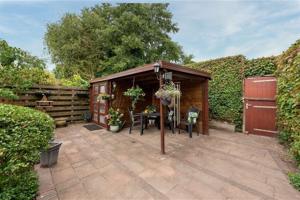 Tuinhuisje/schuurtje met veranda