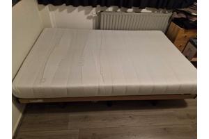 Bed en matras in goede staat.